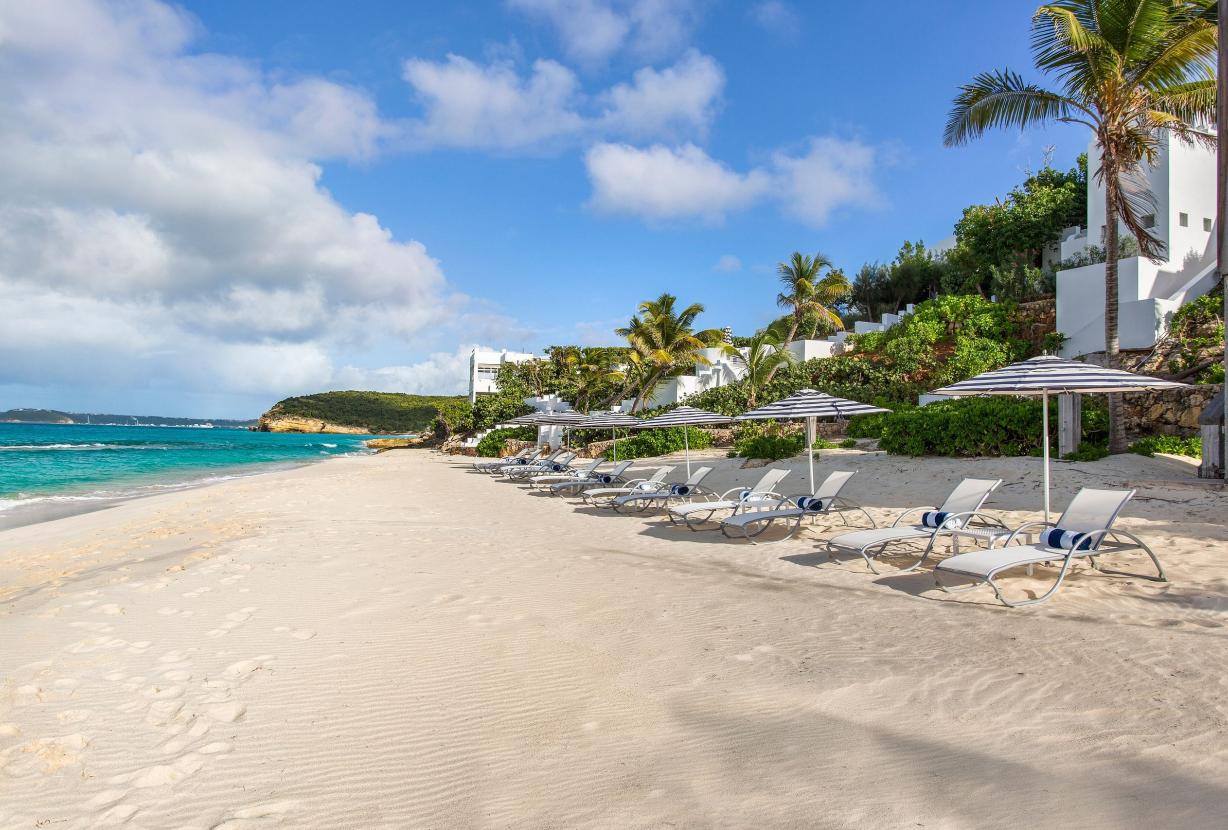 Aia010 – Villa moderna frente al mar en Long Bay Beach