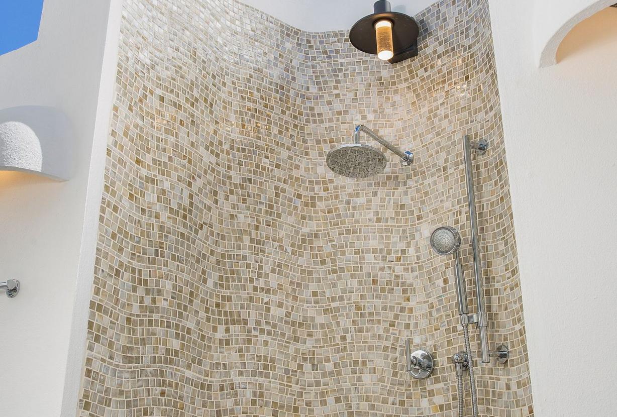 Aia014 – Elegante villa de lujo frente a Long Bay