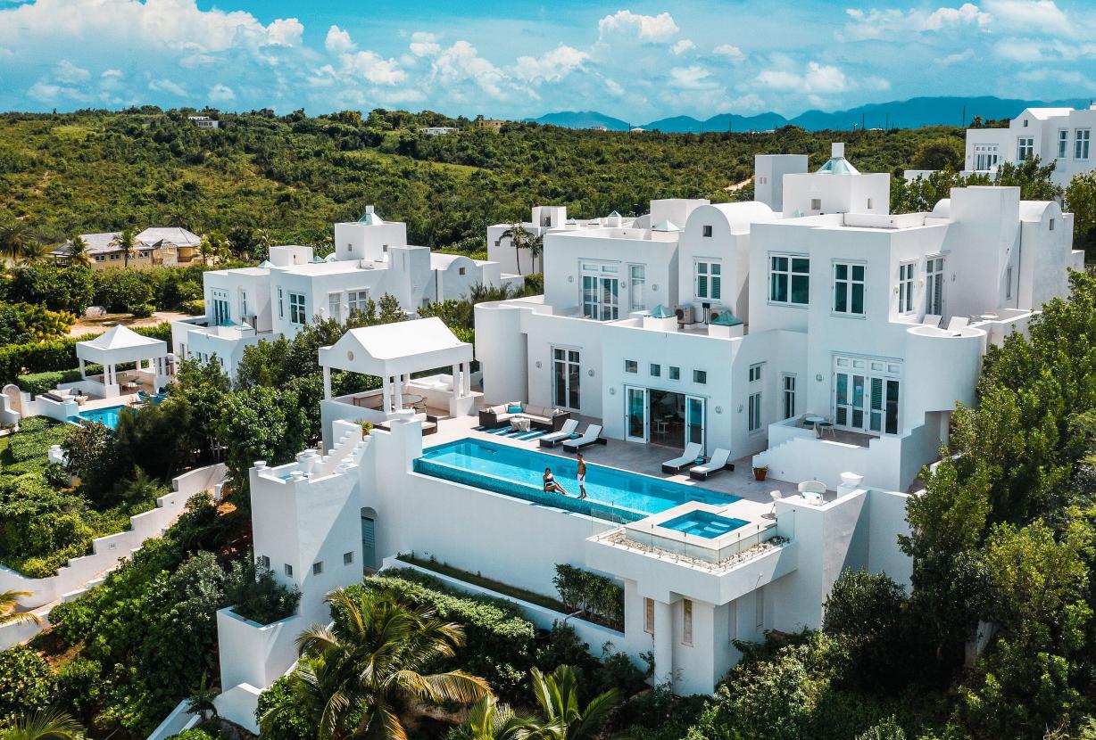 Aia014 – Elegante villa de lujo frente a Long Bay