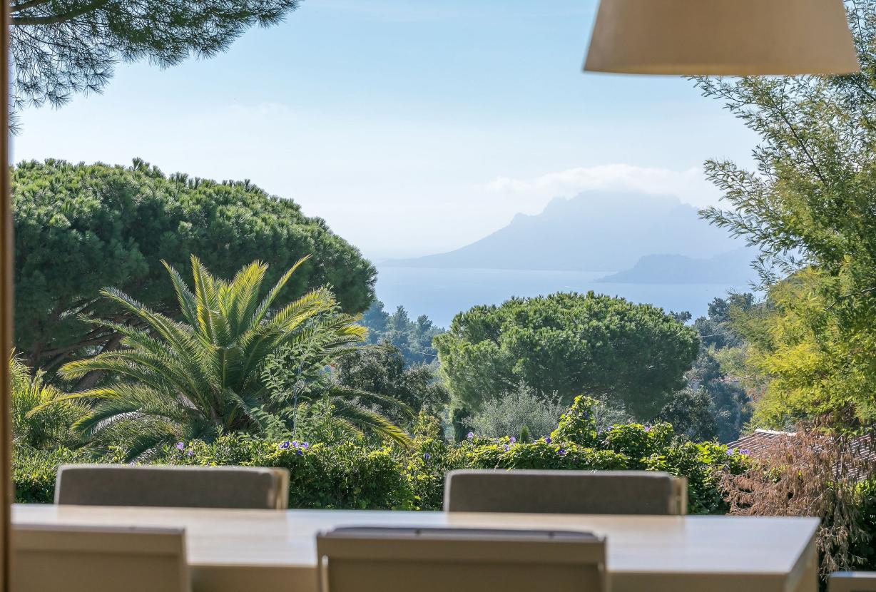 Azu053 - Exceptional Contemporary Villa