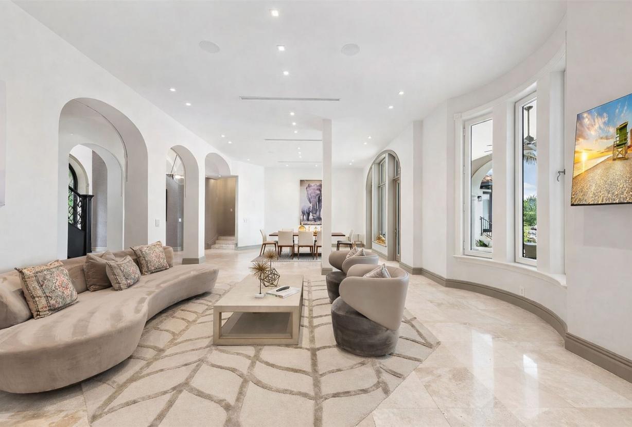 Mia002 - Luxury 5-Bedroom Home in Miami