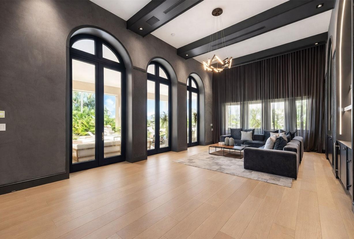 Mia002 - Luxury 5-Bedroom Home in Miami