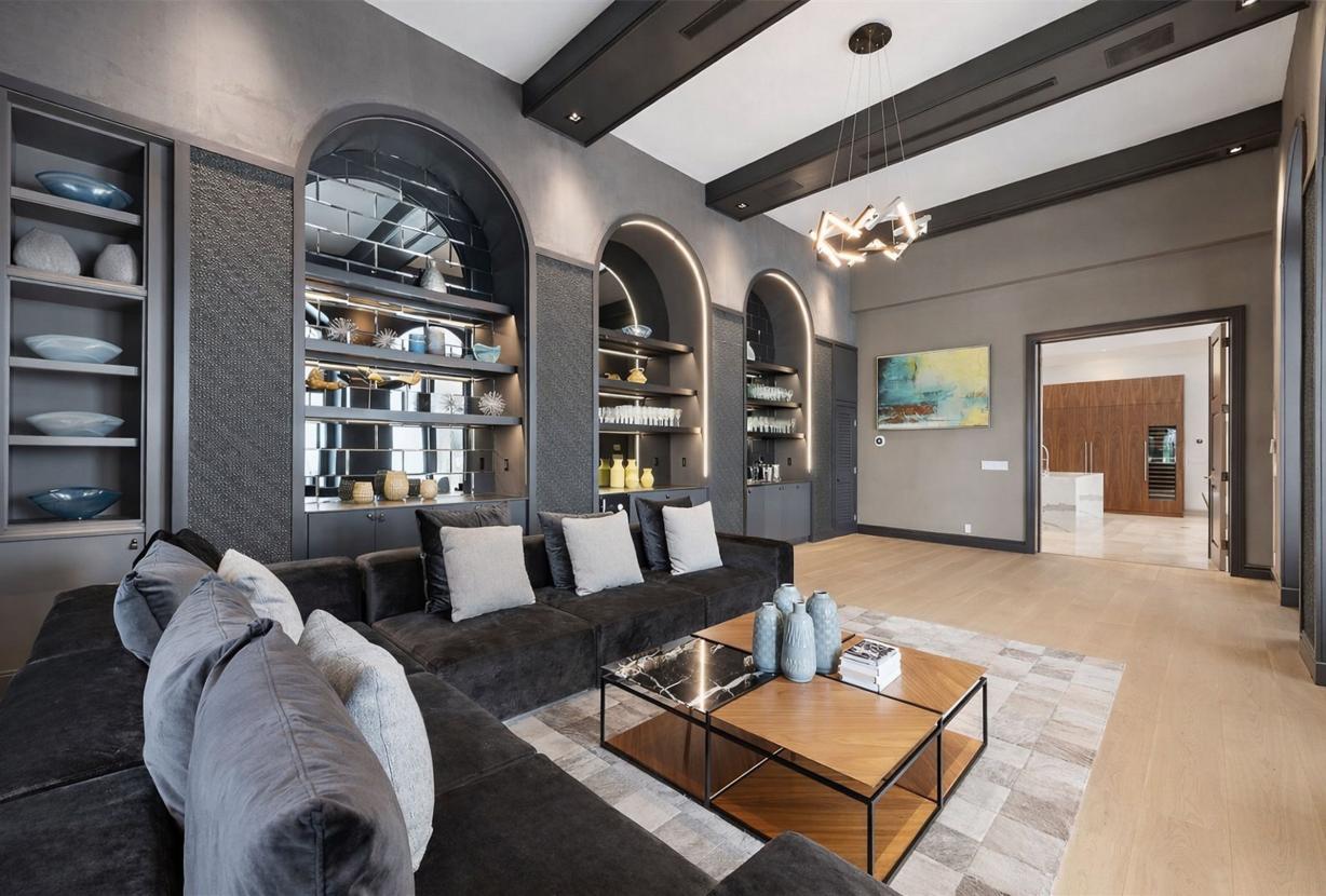 Mia002 - Luxury 5-Bedroom Home in Miami