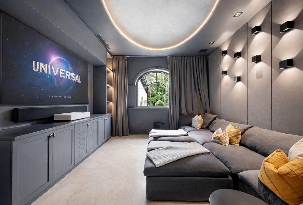 Mia002 - Luxury 5-Bedroom Home in Miami