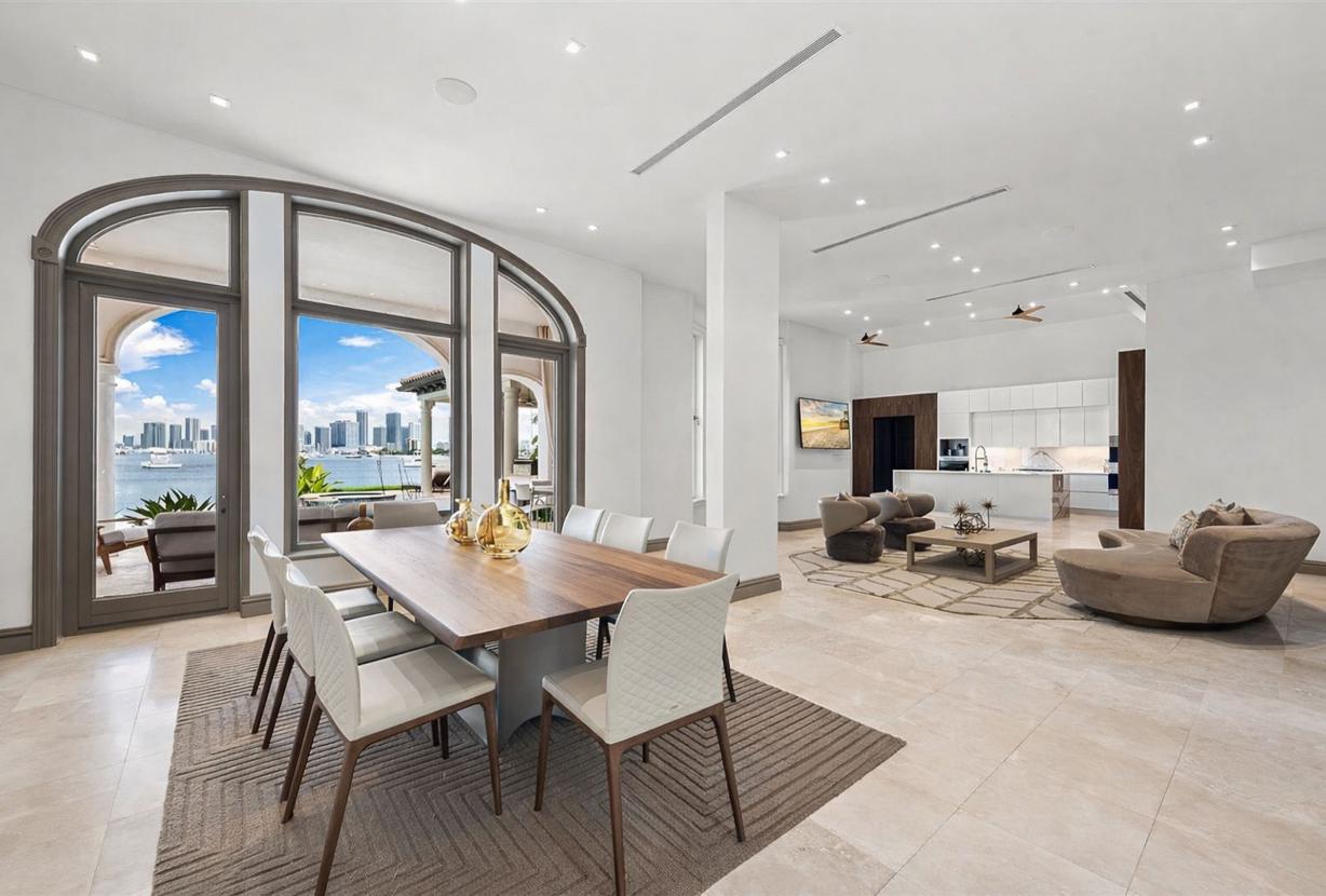 Mia002 - Luxury 5-Bedroom Home in Miami