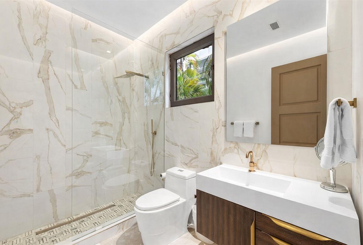 Mia002 - Luxury 5-Bedroom Home in Miami