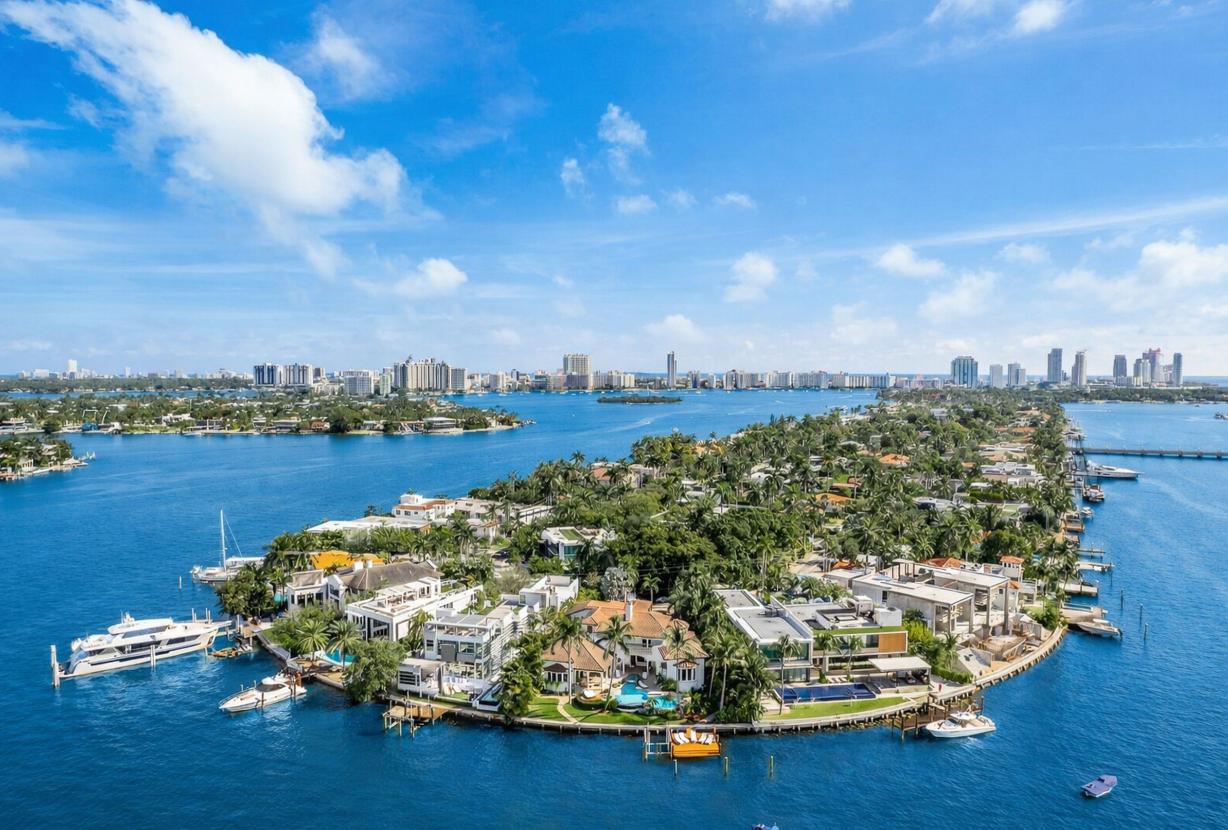 Mia002 - Luxury 5-Bedroom Home in Miami