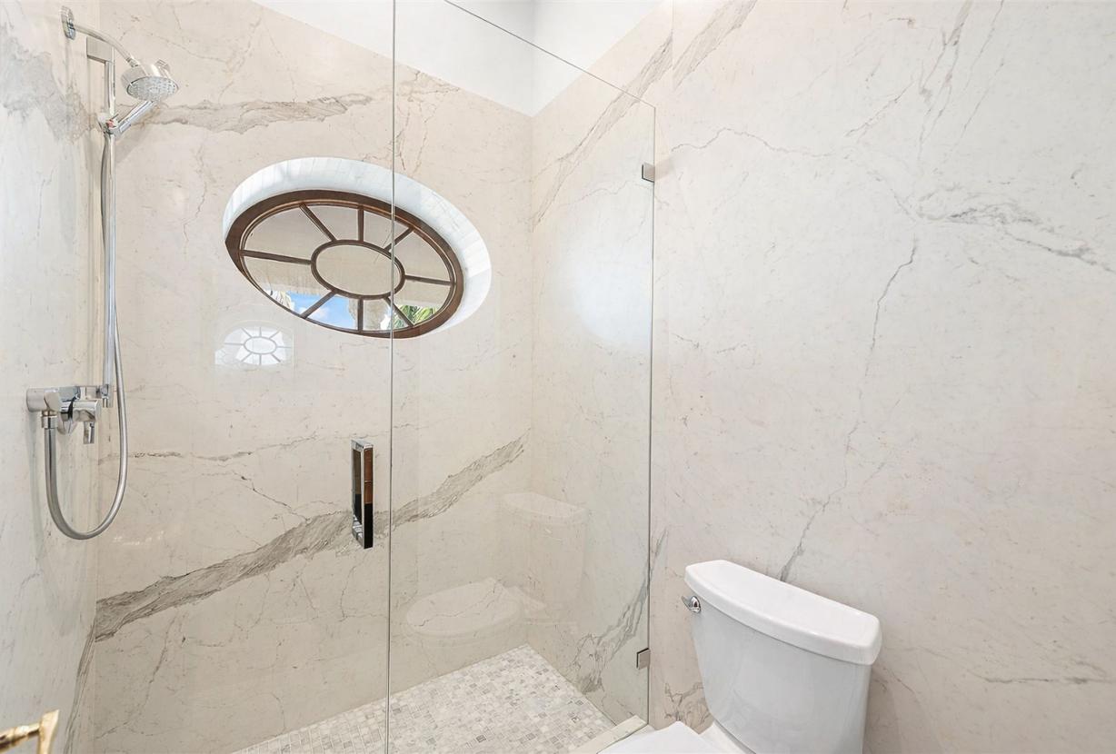 Mia002 - Luxury 5-Bedroom Home in Miami