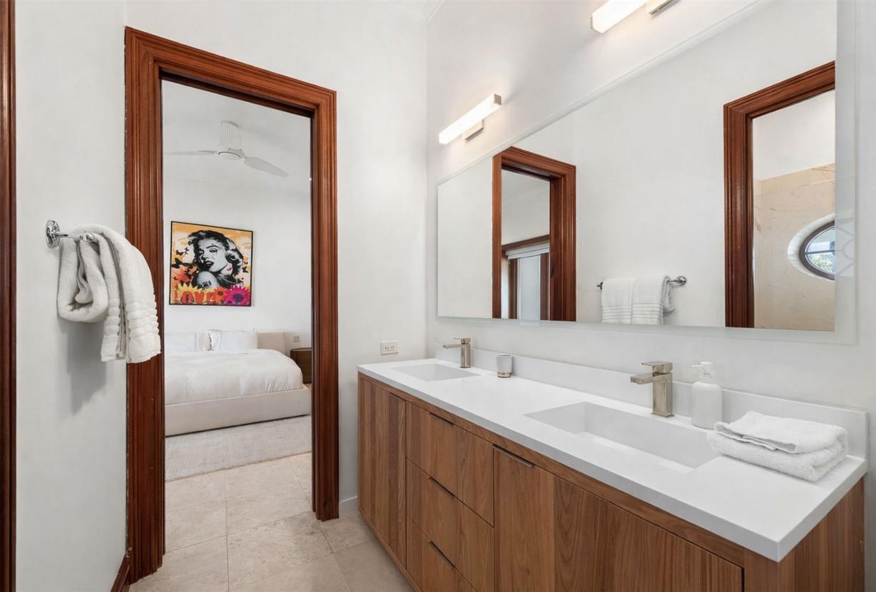 Mia002 - Luxury 5-Bedroom Home in Miami