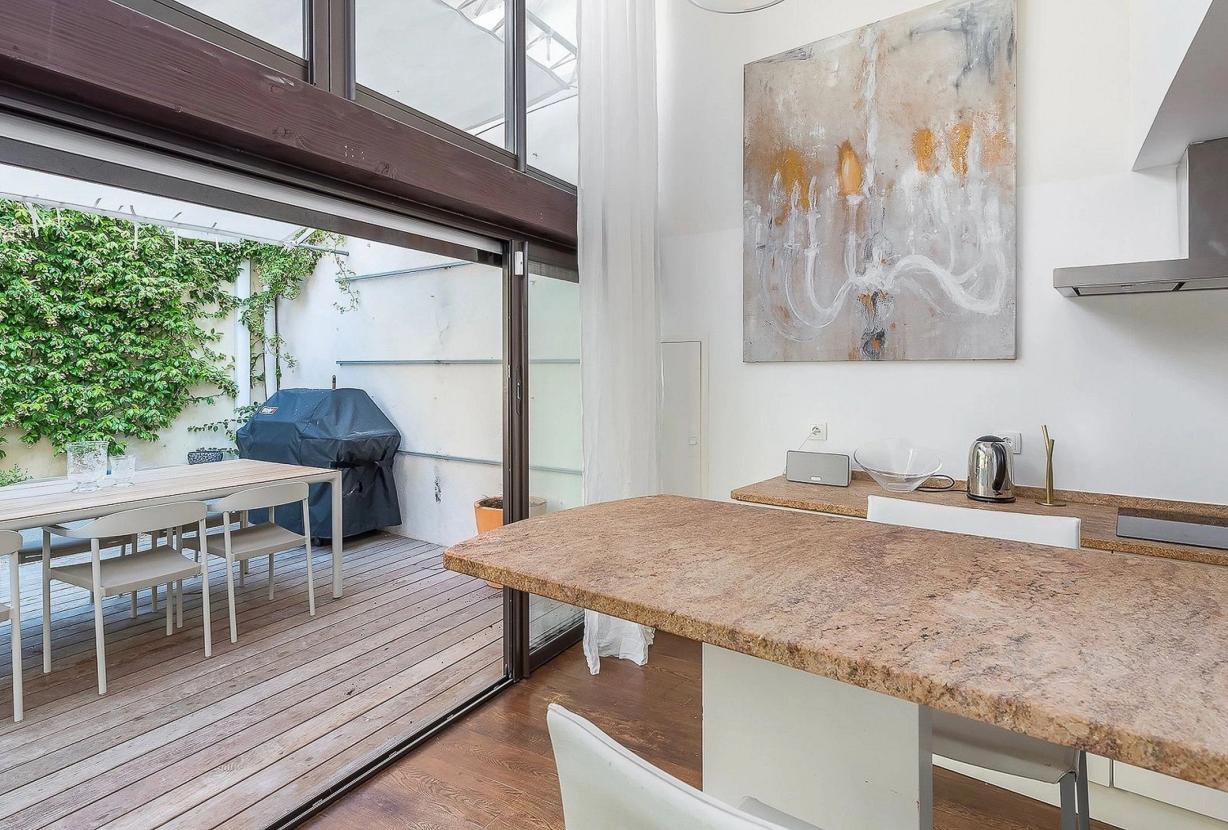 Azu194 - Elegant Duplex with Private Garden