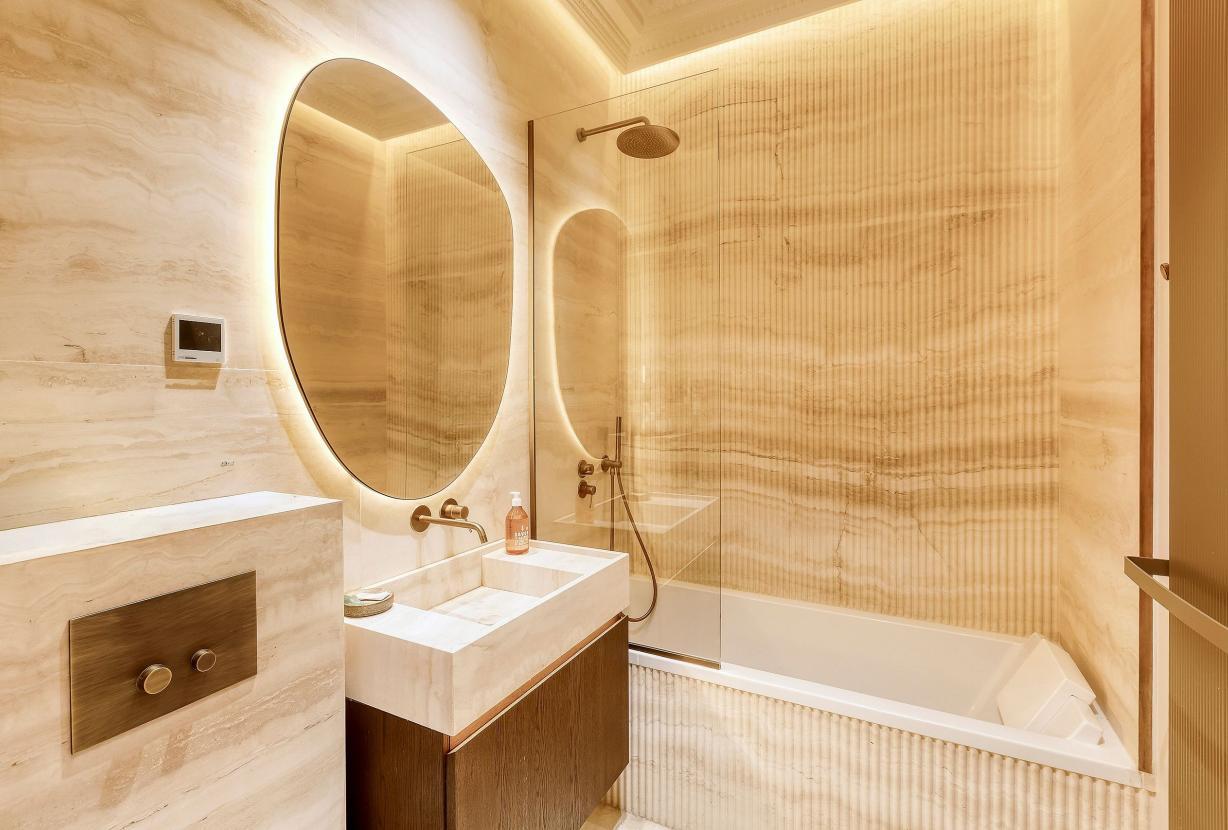Par029 - Apartment in Paris’ Golden Triangle