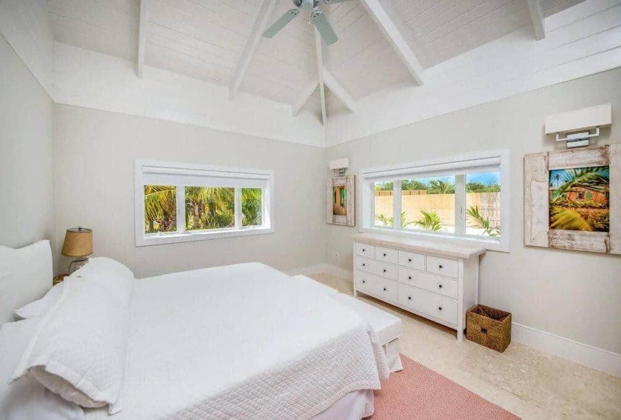 Bhs020 - Beachfront villa with infinity pool in Great Exuma