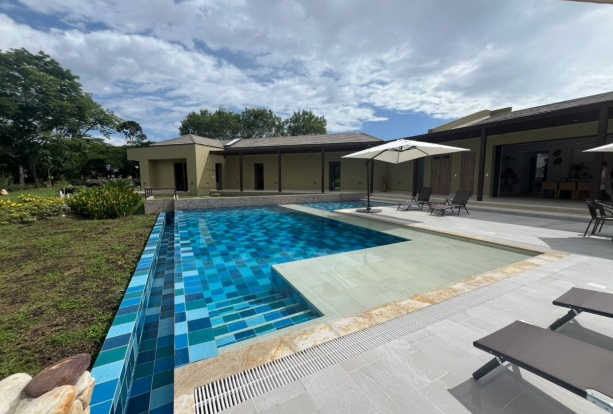 Anp084 - Contemporary house with lake views in Mesa de Yeguas