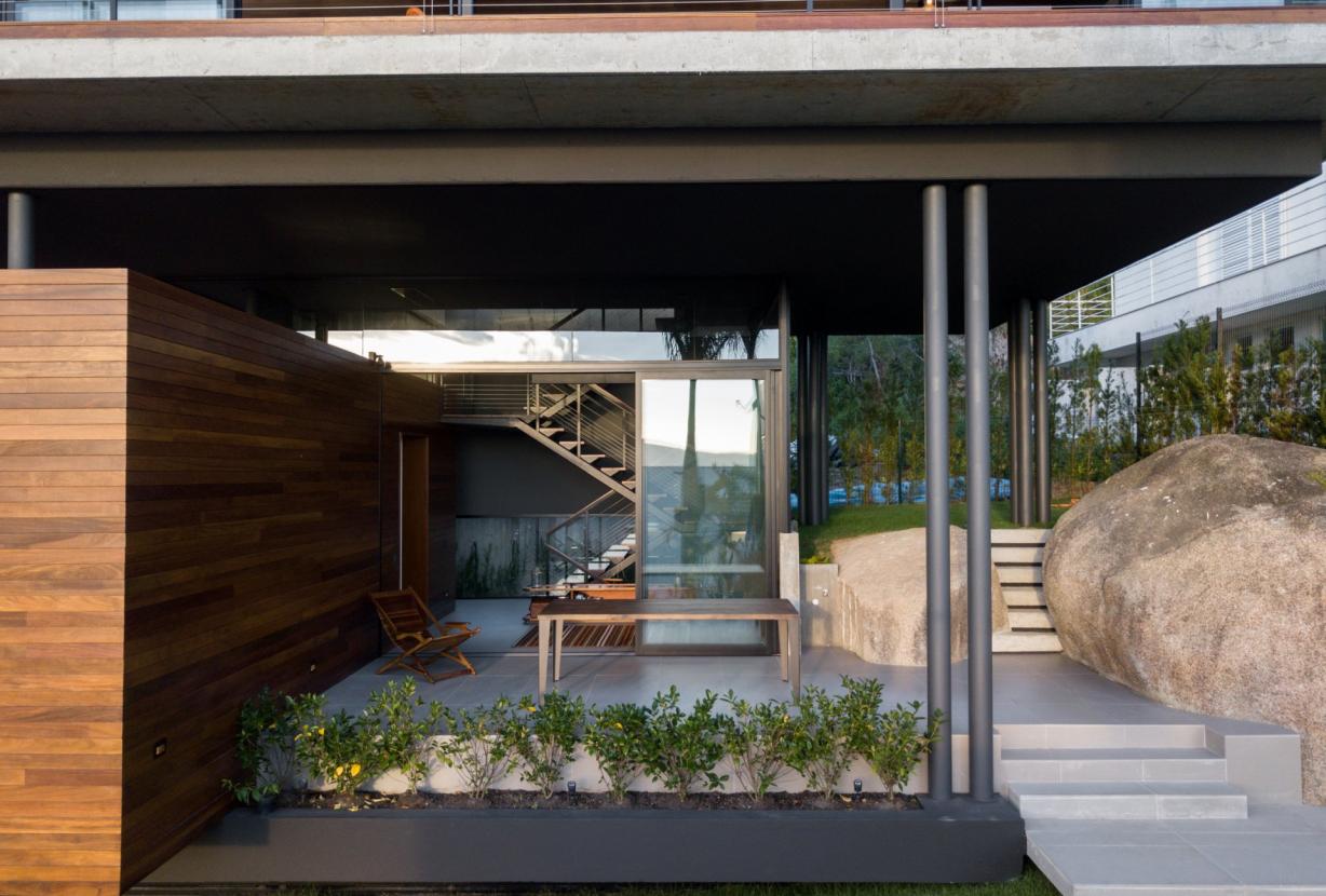 Flo600 - Casa de arquitetura premiada em Cacupé, Florianópolis