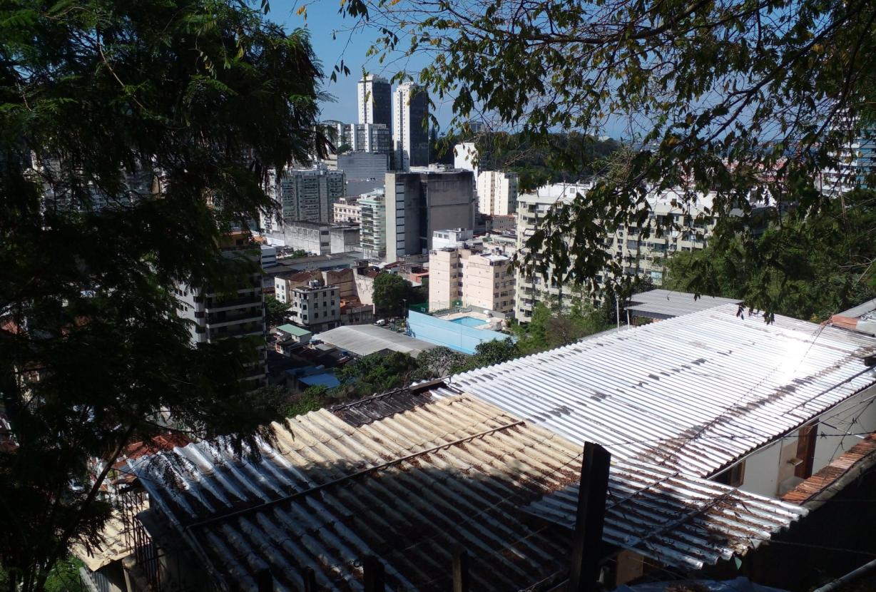 Rio426 - Terreno de 10.350 m², con edificaciones construidas y área libre
