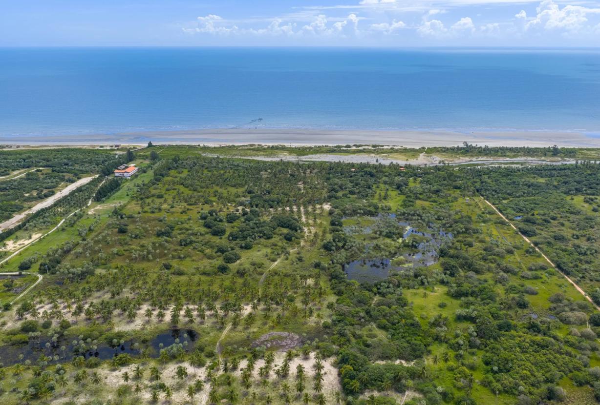 Cea072 - Último grande terreno de frente para o mar na praia de Preá