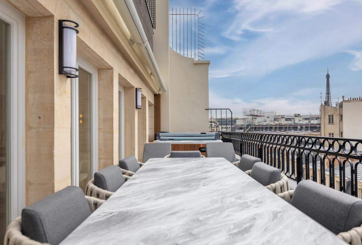 Par305 - Atico de 3 habitaciones en Paris 8