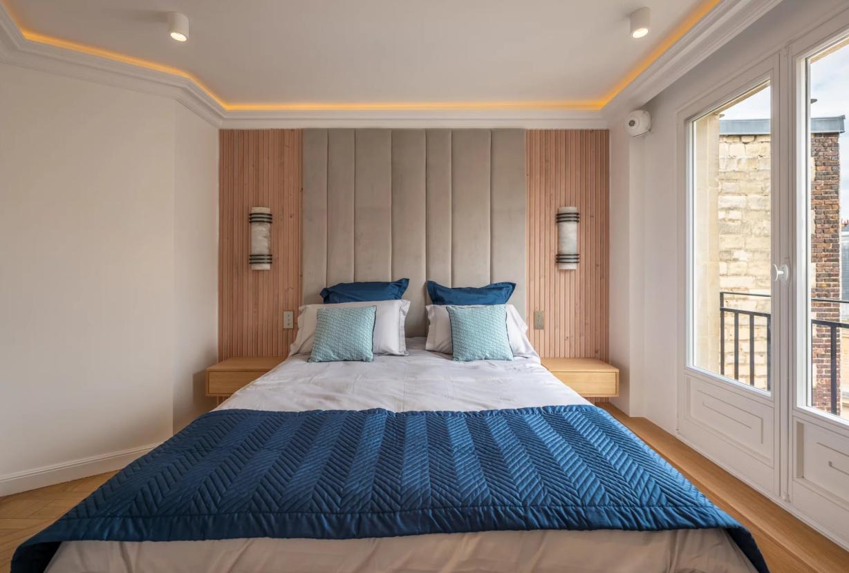 Par305 - Atico de 3 habitaciones en Paris 8