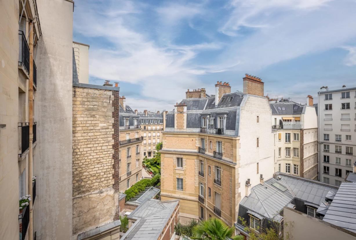 Par305 - Atico de 3 habitaciones en Paris 8
