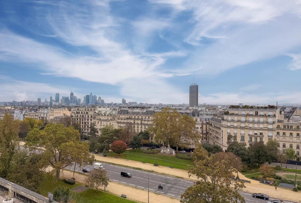 Par067 - Penthouse à rénover sur l'avenue Foch