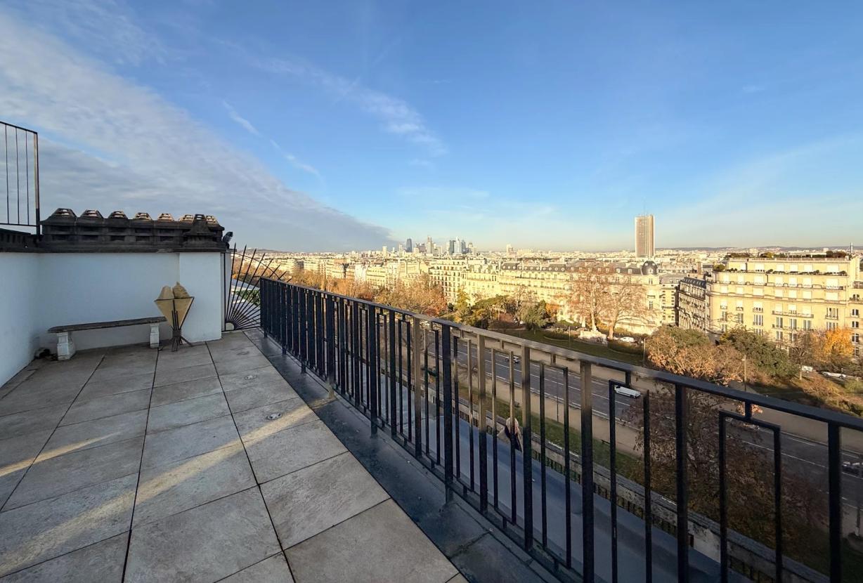 Par067 - Penthouse à rénover sur l'avenue Foch