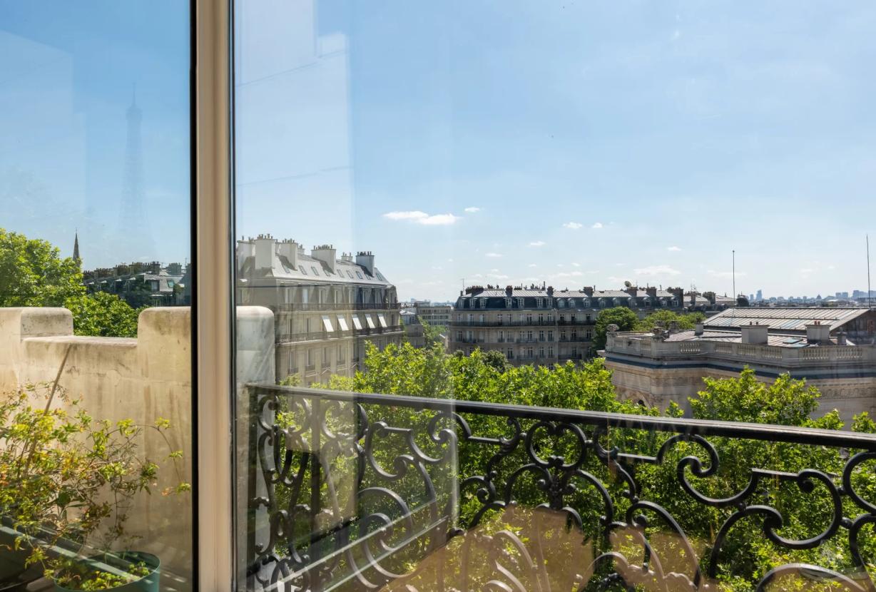 Par066 - Exceptional Paris Apartment with Panoramic Views