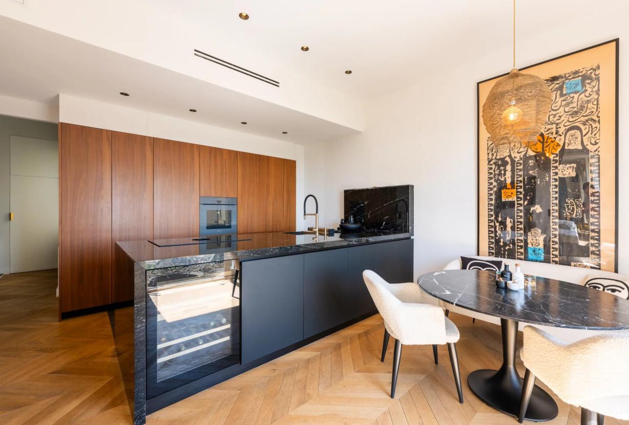 Par066 - Exceptional Paris Apartment with Panoramic Views