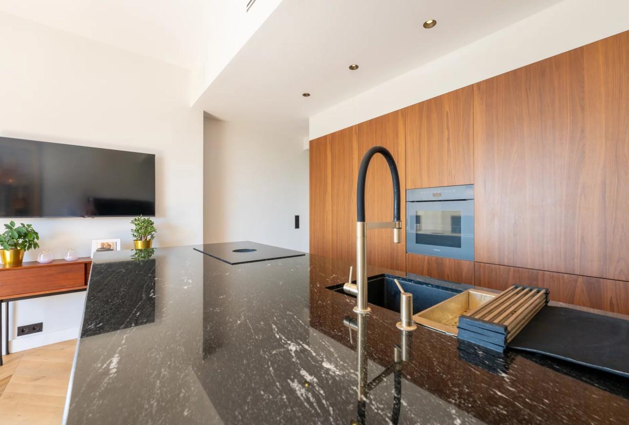 Par066 - Exceptional Paris Apartment with Panoramic Views