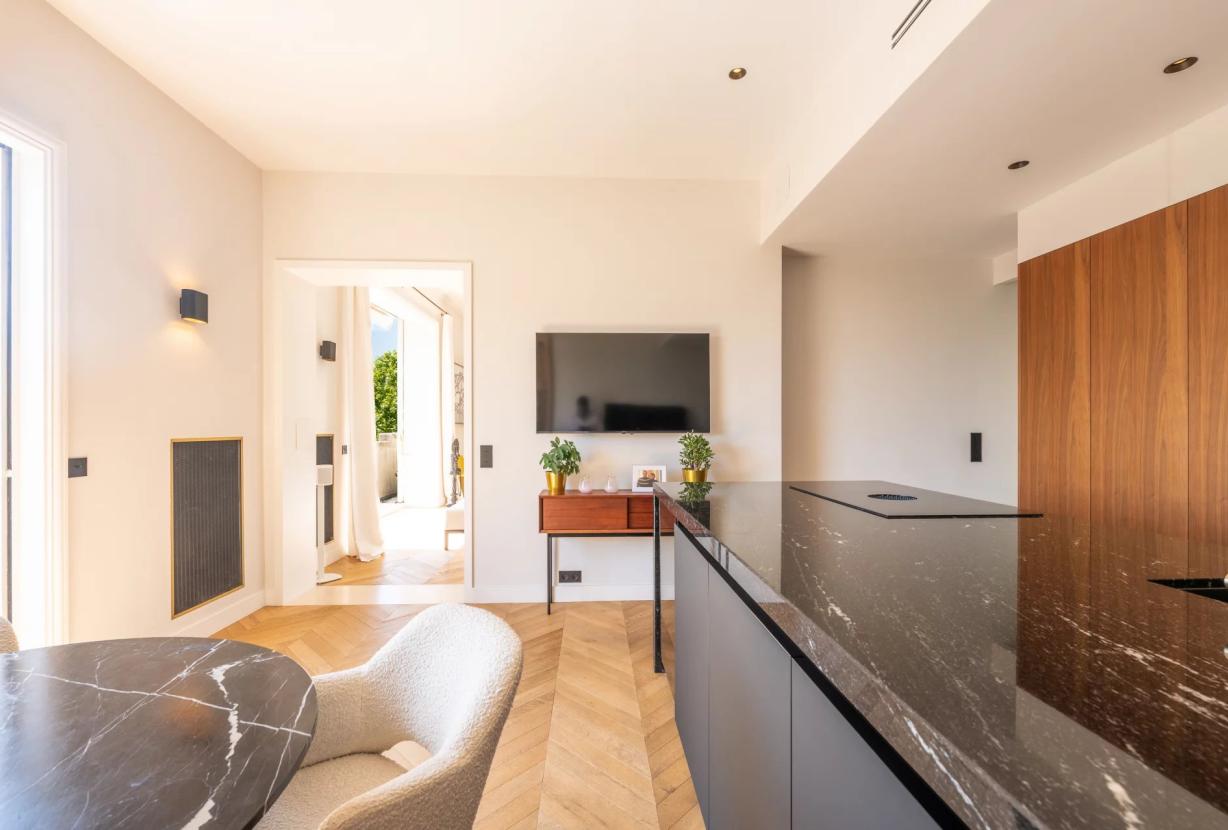 Par066 - Exceptional Paris Apartment with Panoramic Views