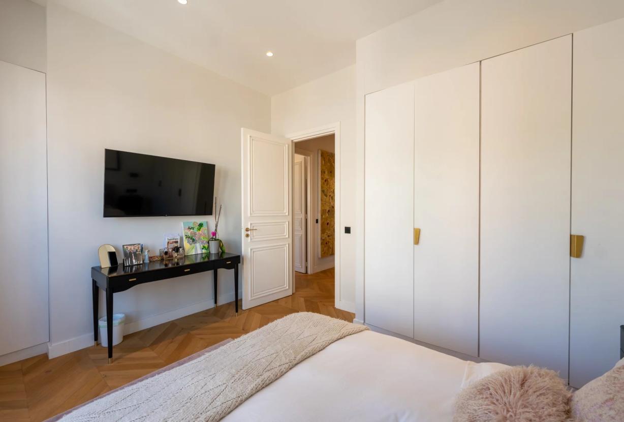 Par066 - Exceptional Paris Apartment with Panoramic Views