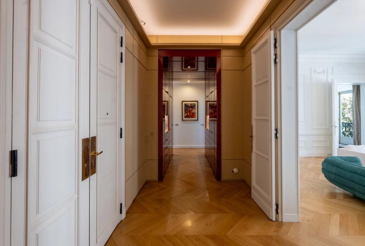 Par070 - Exceptional Apartment in the Heart of Saint-Germain-des-Prés