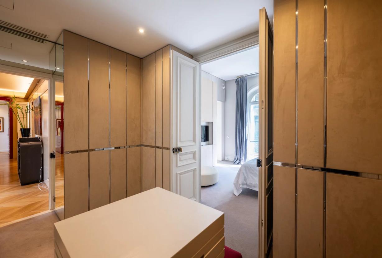 Par070 - Exceptional Apartment in the Heart of Saint-Germain-des-Prés