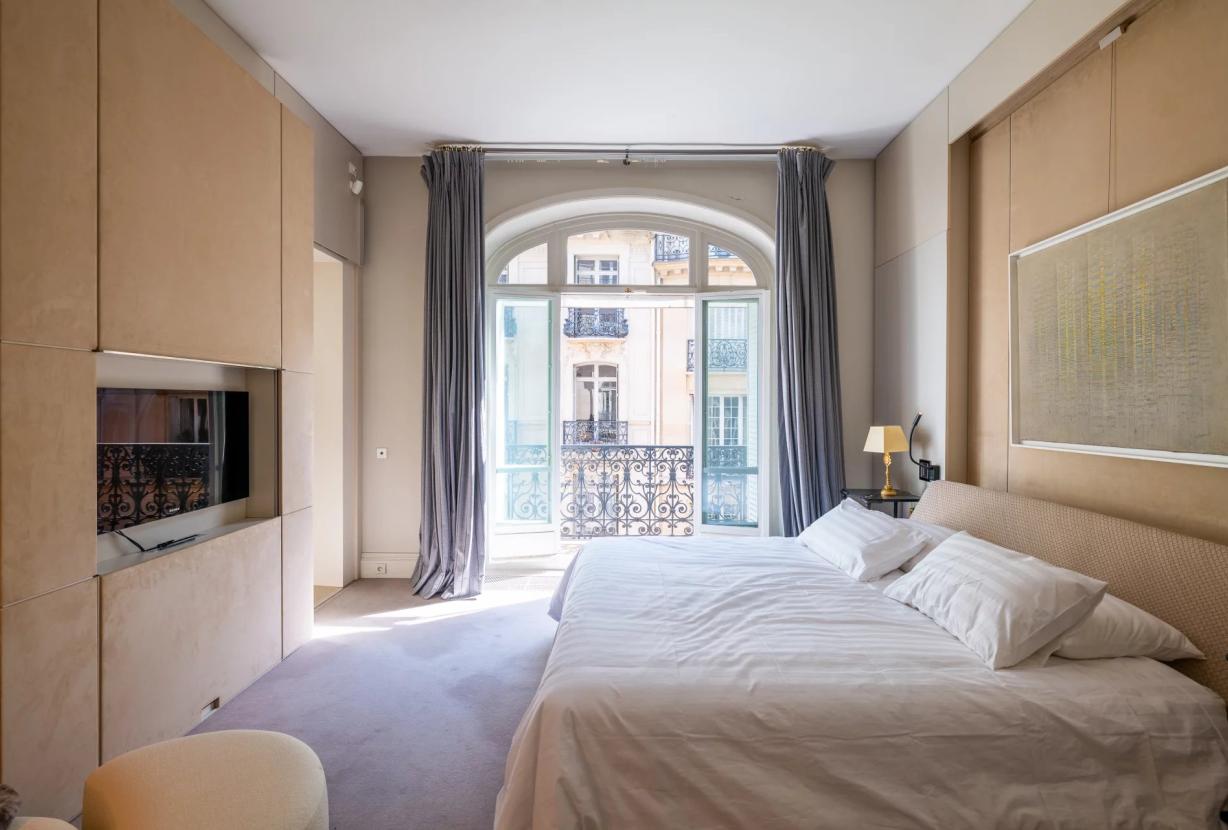 Par070 - Exceptional Apartment in the Heart of Saint-Germain-des-Prés