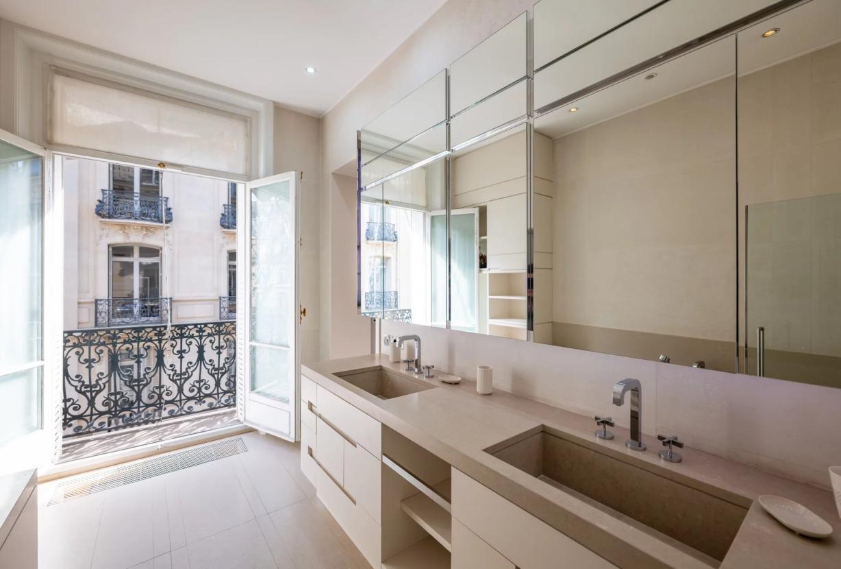 Par070 - Exceptional Apartment in the Heart of Saint-Germain-des-Prés