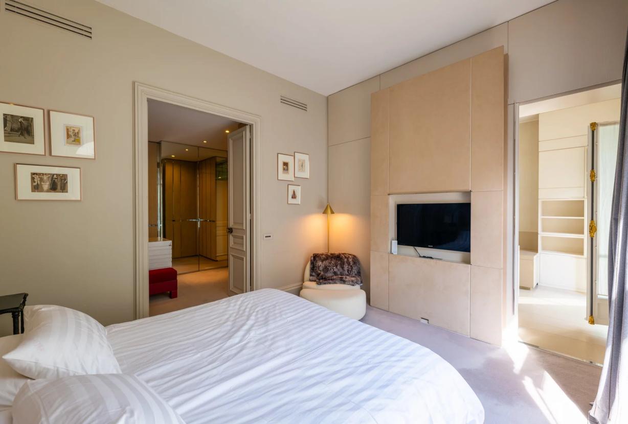 Par070 - Exceptional Apartment in the Heart of Saint-Germain-des-Prés