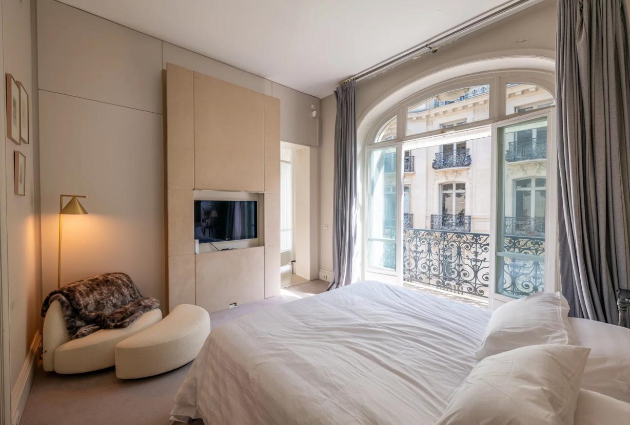 Par070 - Exceptional Apartment in the Heart of Saint-Germain-des-Prés