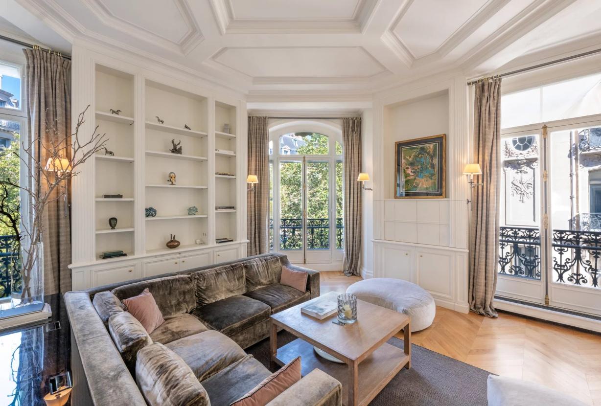 Par070 - Exceptional Apartment in the Heart of Saint-Germain-des-Prés