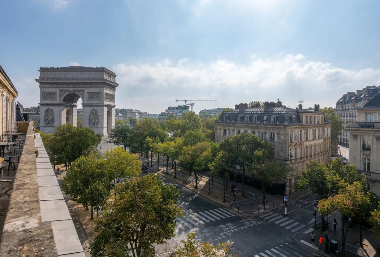 Par030 - Dernier étage avec vue Arc de Triomphe