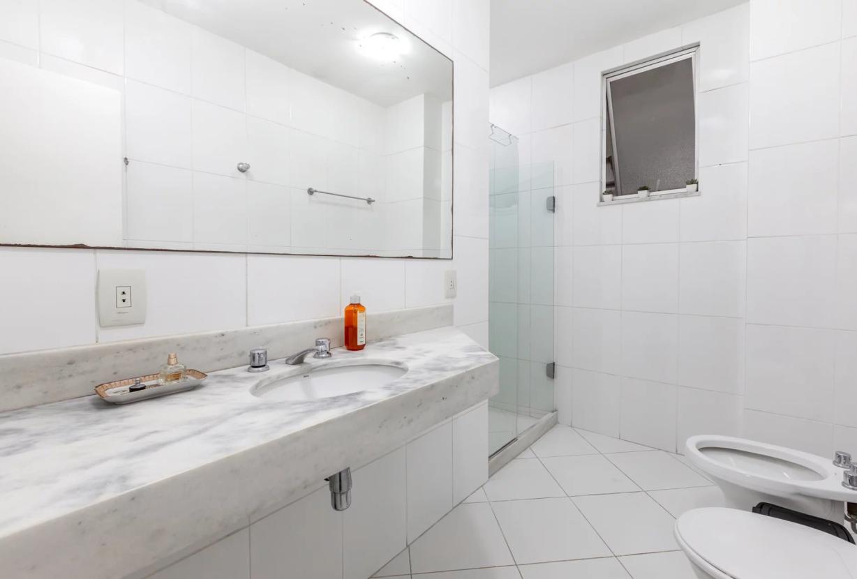 Rio374 - Apartamento espaçoso no Leblon
