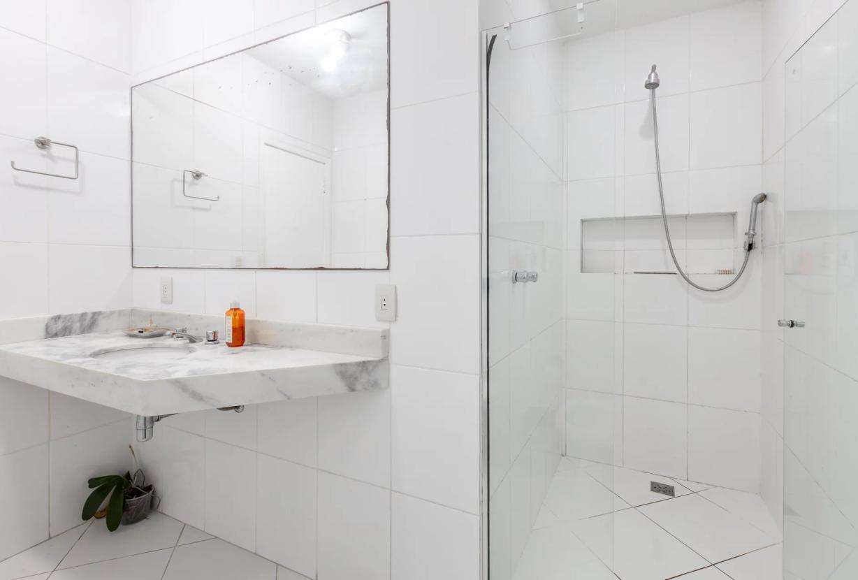 Rio374 - Apartamento espaçoso no Leblon