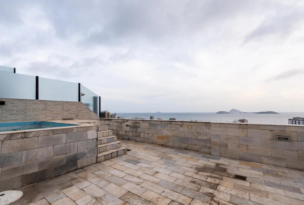 Rio372 - Penthouse duplex à rénover avec terrasse, piscine et vues mer