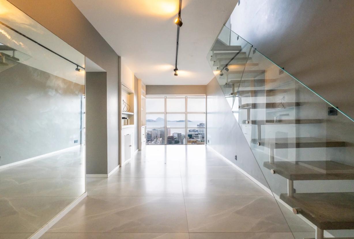 Rio372 - Penthouse duplex à rénover avec terrasse, piscine et vues mer