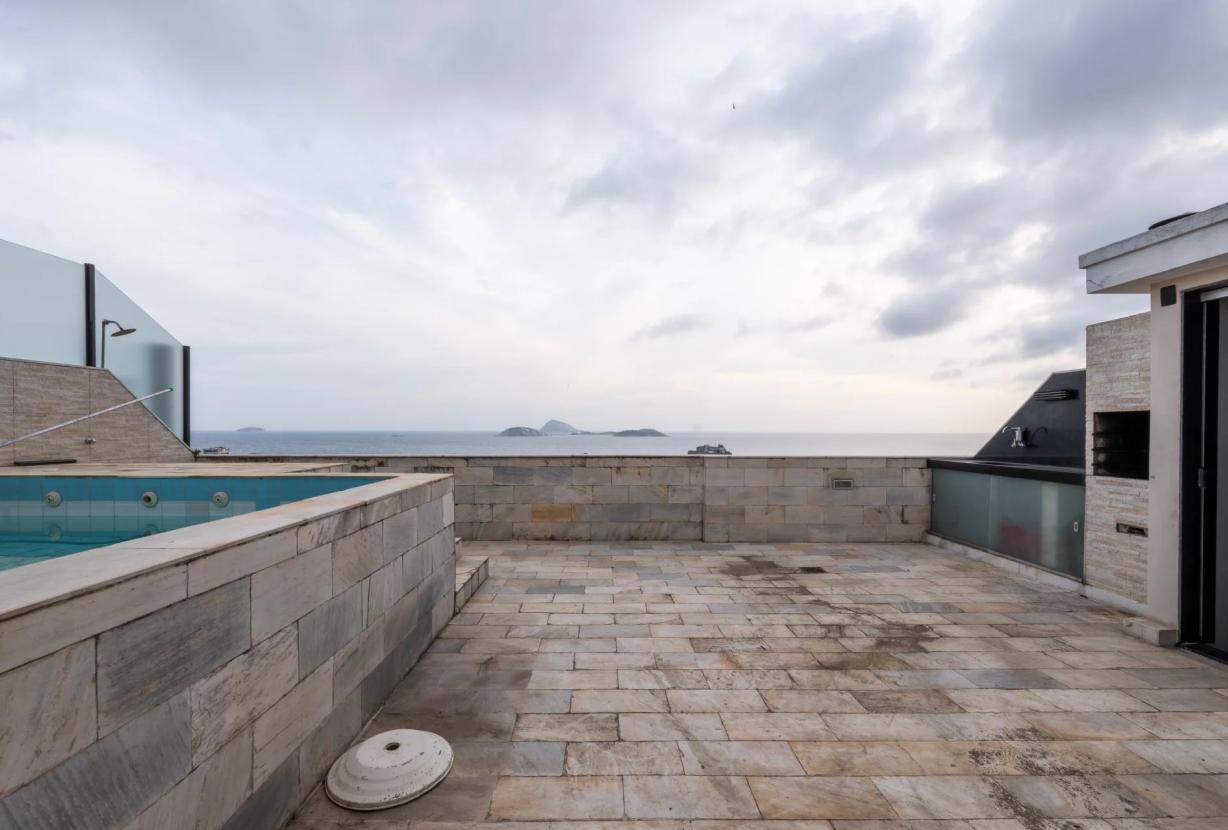 Rio372 - Penthouse duplex à rénover avec terrasse, piscine et vues mer