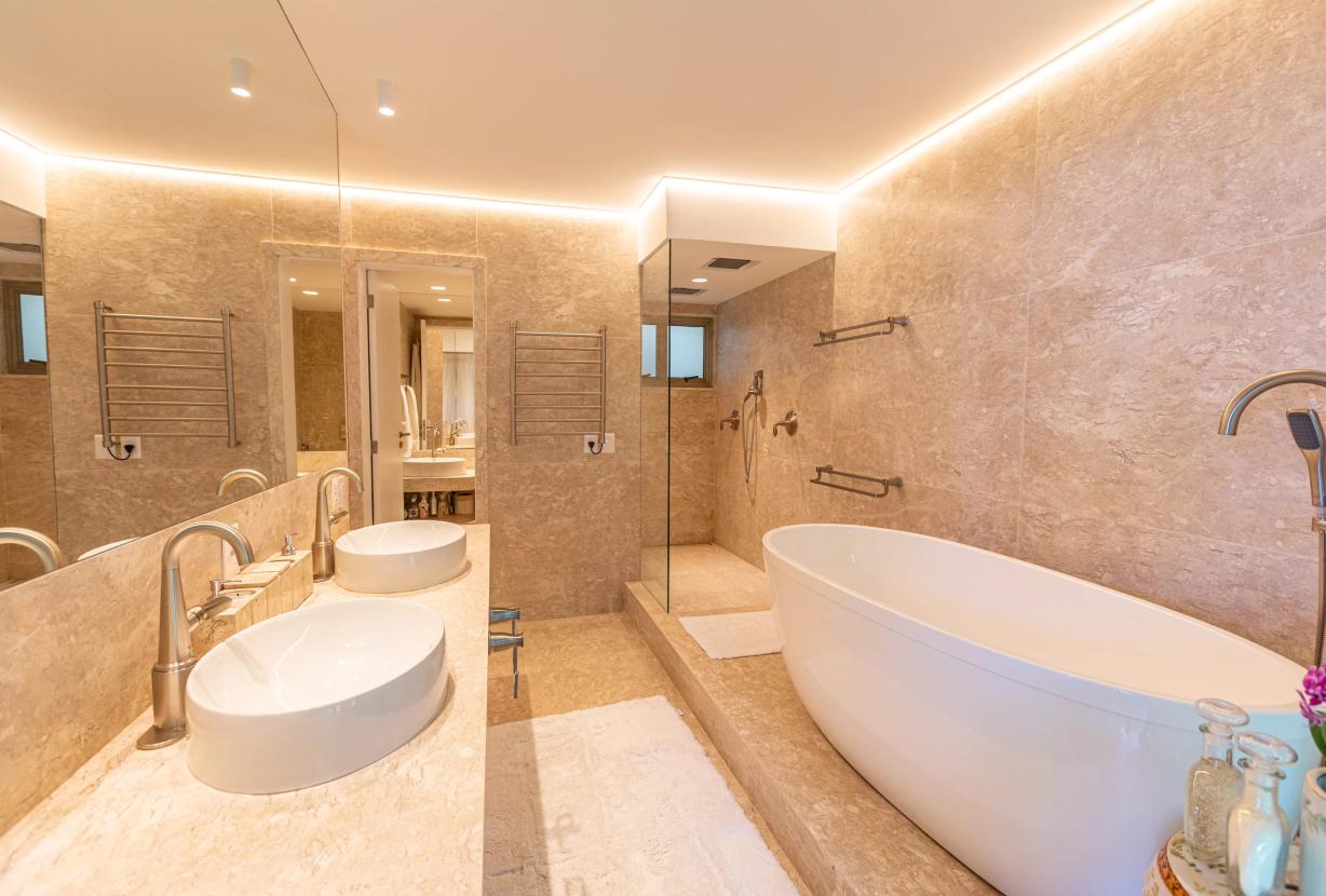 Rio063 - Exclusive triplex penthouse in Leblon