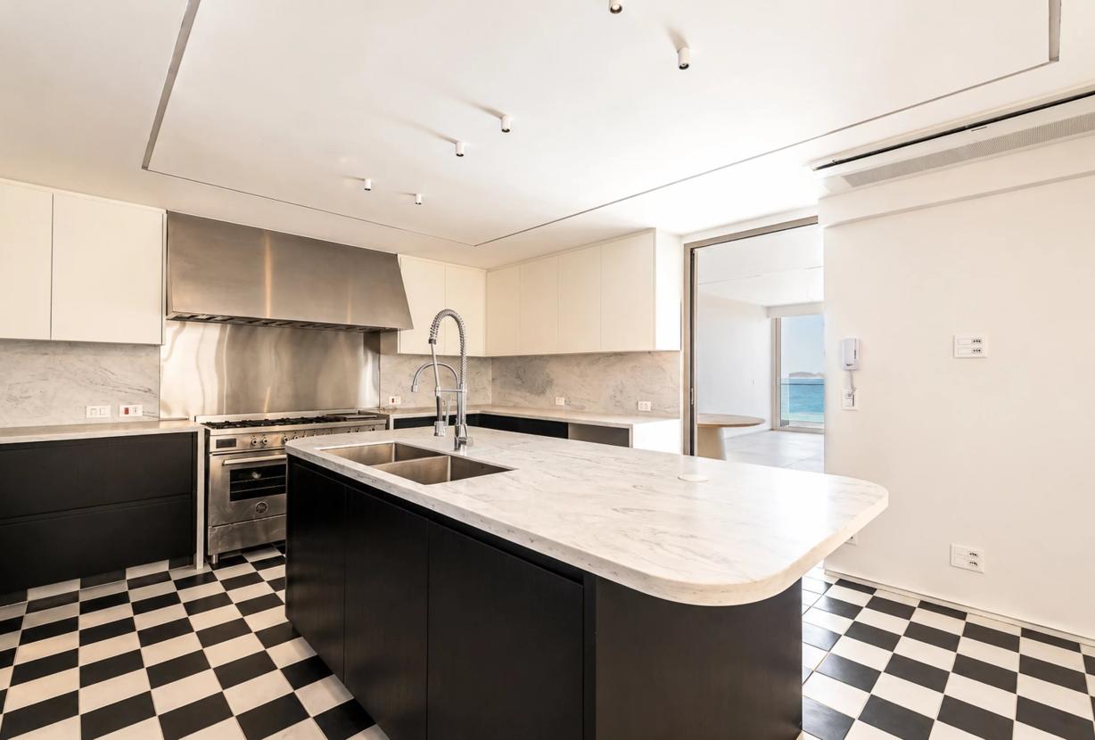 Rio312 - Fully renovated penthouse on Vieira Souto