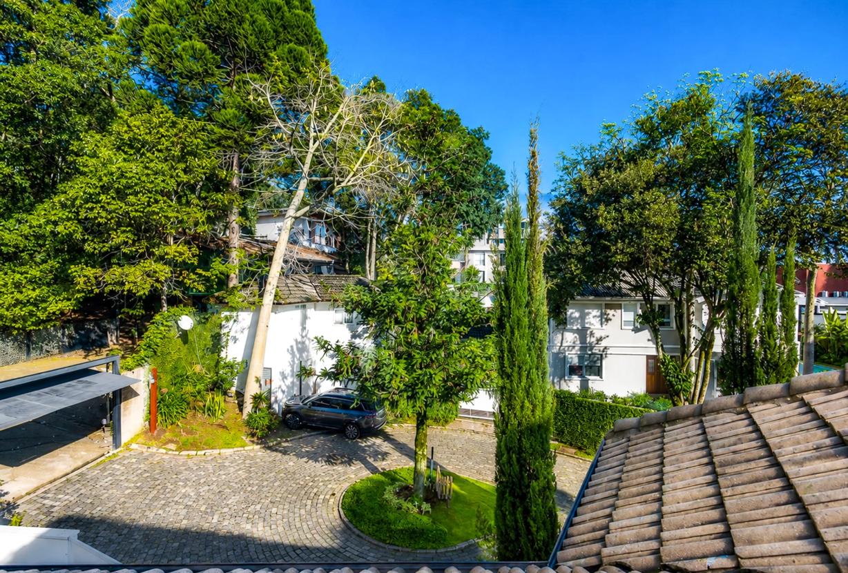 Cur001 - Stunning 5-Bedroom Luxury House with Pool in Curitiba