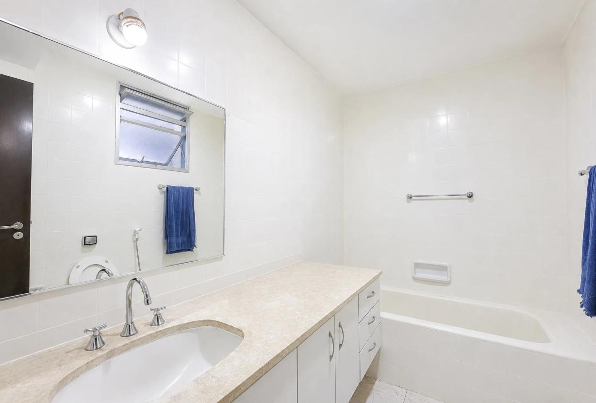 Rio204 - Leblon: 174 m² apartment in need of renovation, facing Jardim de Alah