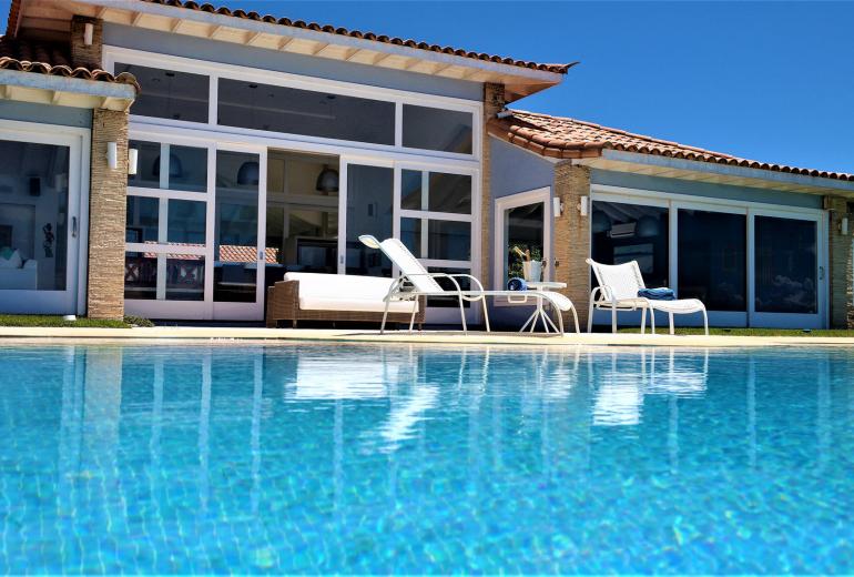 Buz043 - Casa luxuosa com piscina frente ao mar em Búzios