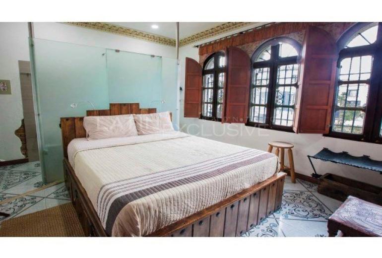 Bog262 - Spanish-style colonial house