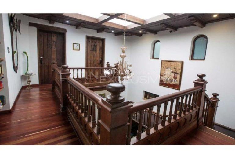 Bog262 - Spanish-style colonial house